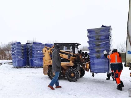 В Боровичи и Великий Новгород привезли первую партию контейнеров для раздельного сбора отходов