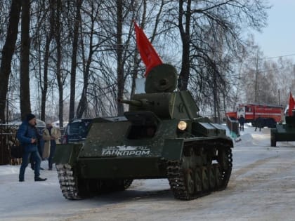 Продолжилось праздничное действо прохождением военной техники