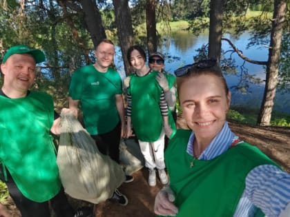 Волонтеры провели уборку береговой линии парка ЛК