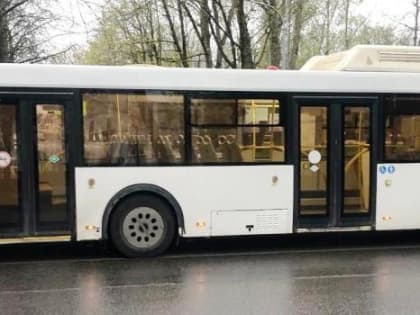 Во время экстренного торможения в салоне автобуса на Людогощей упала женщина