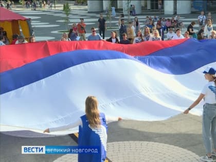 В Великом Новгороде на Софийской набережной прошел масштабный гала-концерт областного молодежного фестиваля патриотической песни "Россия"