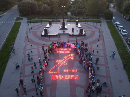 В Старой Руссе волонтёры Победы нарисовали свечами истребитель МИГ-19   