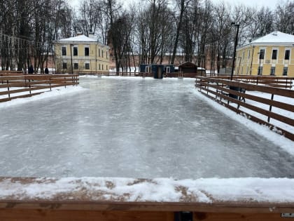 Каток в Кремлёвском парке Великого Новгорода заработал, но сегодня — перерыв