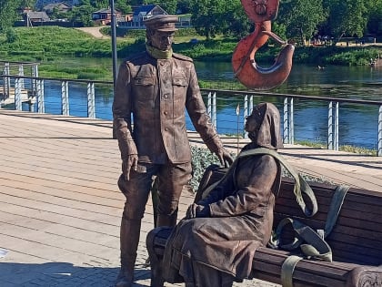На набережной в Боровичах установили памятник семье Язовых