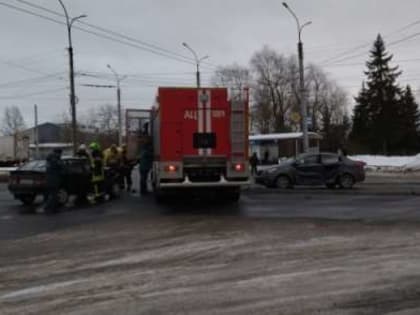 В Великом Новгороде на Нехинской улице  произошло столкновение двух автомобилей