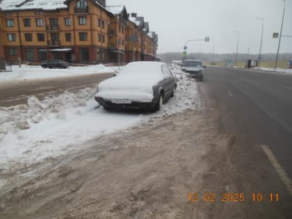 Владельца брошенного автомобиля уведомляют освободить проезжую часть напротив дома 14, корпус 3 по Аркажской улице
