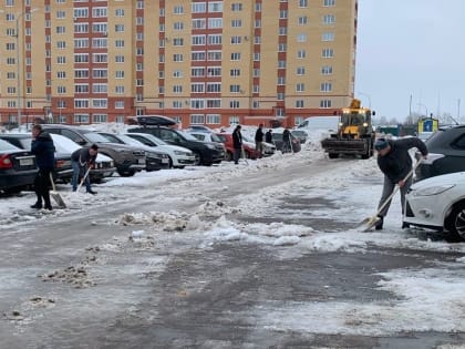 Инициативные жители взяли в руки лопаты и помогли почистить дворы