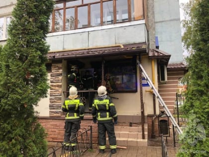 В Великом Новгороде пожарные тушили возгорание в магазине