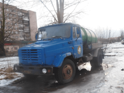 В Великом Новгороде разыскивают владельцев брошенного грузовика и иномарки