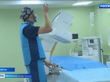 В Боровичской ЦРБ прошла первая операция с использованием нового ангиографа