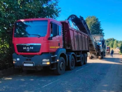 На нескольких участках в Холмском районе продолжается ремонт дороги
