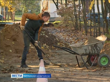 В Великом Новгороде около клиники №2 на улице Яковлева идёт благоустройство сквера