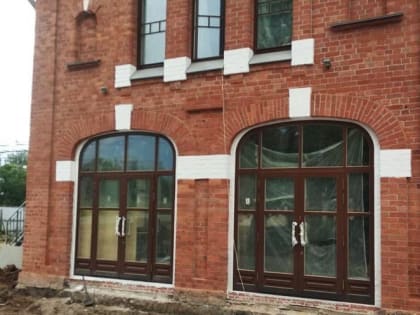 Реконструкцию здания купеческого клуба в Окуловке планируют завершить до конца года