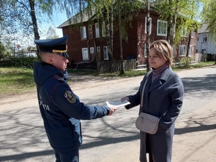 Сотрудники пожарного надзора разъясняют новгородцам требования пожарной безопасности