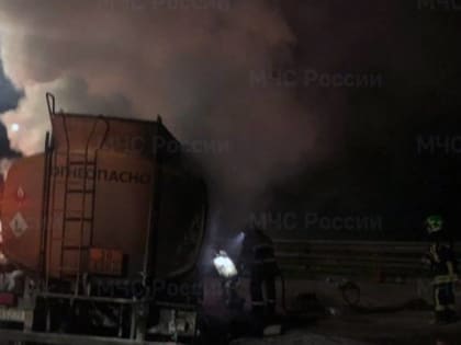 Ночью пожарные Старой Руссы тушили горящий в райцентре автомобиль