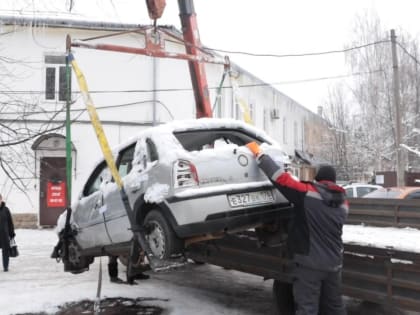Новгородцам разъяснили, какая судьба уготована брошенным автомобилям
