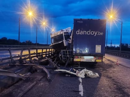 В Новгородском районе на трассе М10 погиб водитель фуры