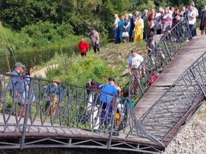 10 человек пострадали из-за обрушения моста на празднике в городе Луге
