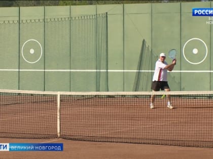 В Великом Новгороде на кортах спортивного центра ПАО "Акрон" прошел теннисный турнир среди ветеранов