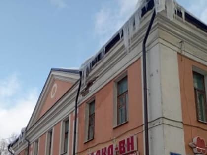 С крыш более 70 домов в Великом Новгороде не убрали снег и наледь