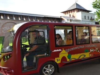 Экскурсионный мини-автобус возвращается в Кремль после зимы