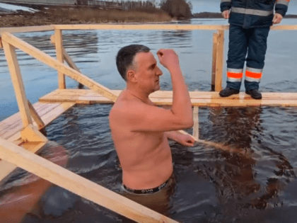 Водосвятие: мэр Великого Новгорода одним из первых погрузился в Крещенскию воду