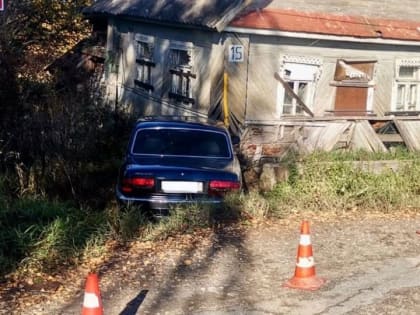 Пьяный водитель в Новгородском районе врезался в дом