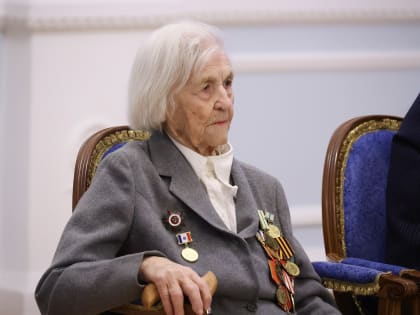 Александр Дронов вручил медали ветеранам Великой Отечественной войны