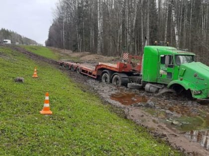 Водитель выпил после того, как его тягач оказался в кювете на М-10 в Новгородском районе