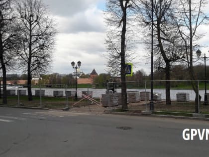 На набережной Александра Невского за забором начались работы по благоустройству