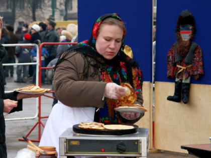 «Блины пекут, так подмазывают»