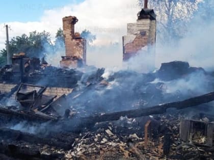 Пожар в Демянском районе уничтожил дом, два автомобиля, мотоцикл и хозпостройку