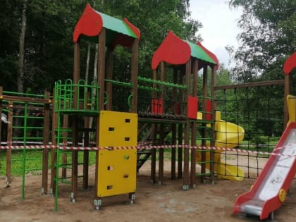 Детскую площадку в холмском городском парке откроют в августе