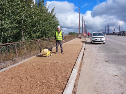 Начался ремонт тротуаров на путепроводе у «Деки»