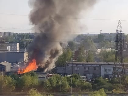 В районе «Вимоса» в Колмове загорелись склады