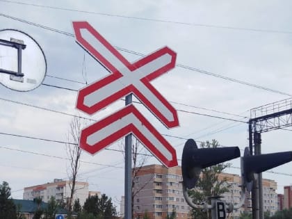 На железной дороге у посёлка Волот поезд зацепил прицеп легковой машины