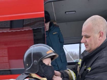 Новгородские пожарные исполнили мечту юного земляка