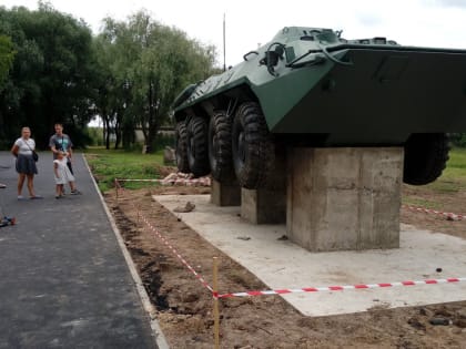 В сквере Мужества в Великом Новгороде появился БТР