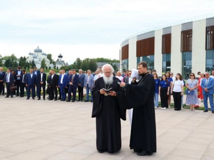Митрополит Лев принял участие в торжественном открытии первой очереди Новгородской технической школы
