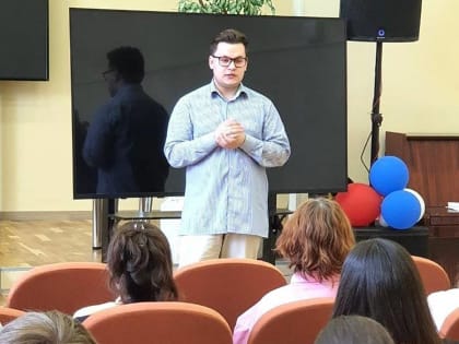 Новгородский лор-врач рассказал гимназистам о профессии медика