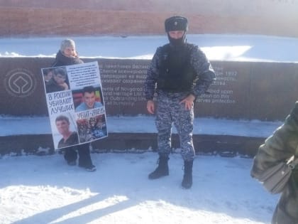 Новгородка вышла на одиночный пикет в память о Борисе Немцове