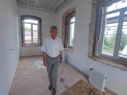 Партийный десант следит за ходом работ в Крестецком музее