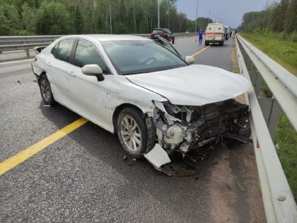 На трассе М-11 в Новгородской области в ДТП пострадали женщина и девочка