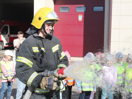 Маленькие новгорoдцы в гостях у пожарных