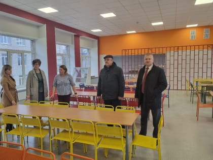 "Партийный десант" оценил ход ремонта школы №1 в Пестово