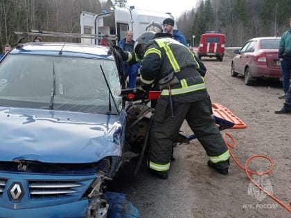 Легковушка опрокинула фуру в Боровичском районе Новгородской области