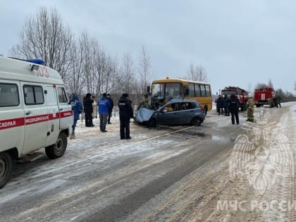 Детей из школьного автобуса с места ДТП забирают родители на личном транспорте