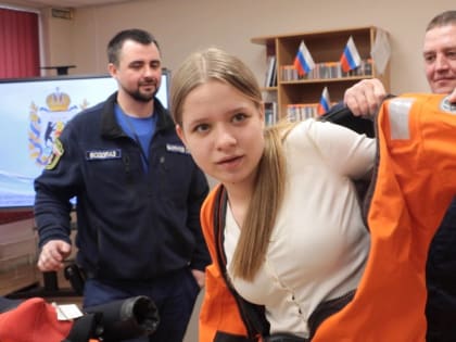 Спасатели на практике знакомят новгородских школьников с безопасностью не водоёмах весной