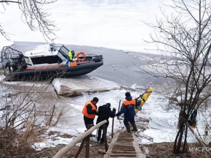 Спасатели на аэролодке помогли госпитализировать больного пенсионера из Старорусского района