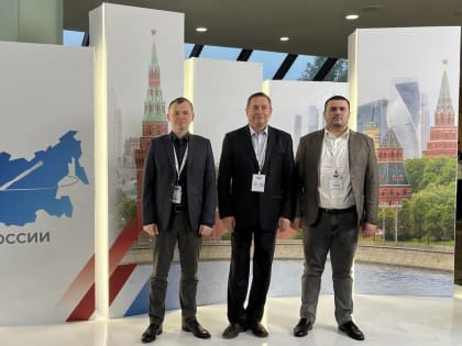 На съезде хирургов России новгородские медики рассказали о современном методе лечения рака толстой кишки